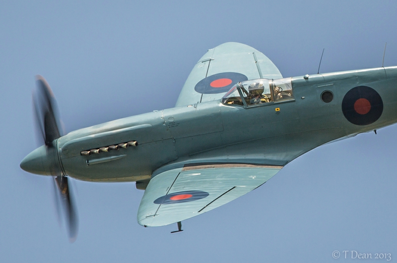 Illustration for article titled Amazing close-up photos capture war planes and birds' majesty in motion